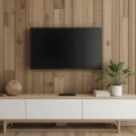 Intérieur moderne avec décoration murale bois, étagères sur mesure et plantes d'intérieur.